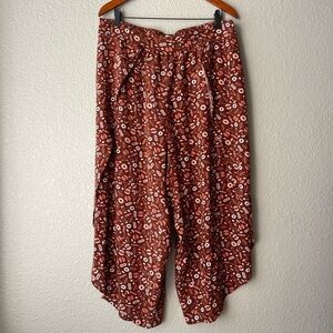 Gently Worn Ariat Tapered Wide Leg Pant in Western Print